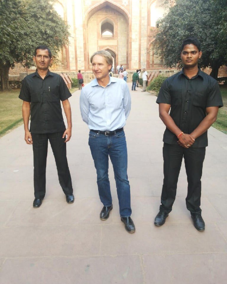 Dan-Brown-visit-Delhi-Safdaurjung-tomb-with-security1-768x1024-1